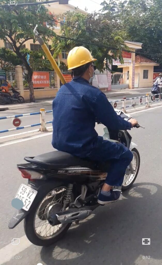 nguy hiểm khi dùng nón công trình để đi xe máy