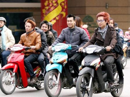 Người tham gia giao thông không đội nón bảo hiểm giữa đường phố Việt Nam – thực trạng cần nâng cao ý thức văn minh giao thông.